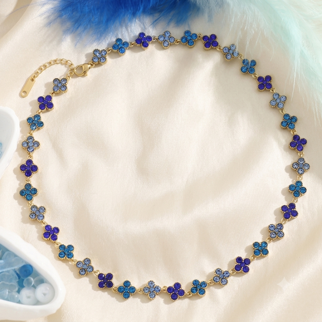Collier Porte-Bonheur Trèfles Sertis de Cristaux Bleus – Résistant à l'Eau
