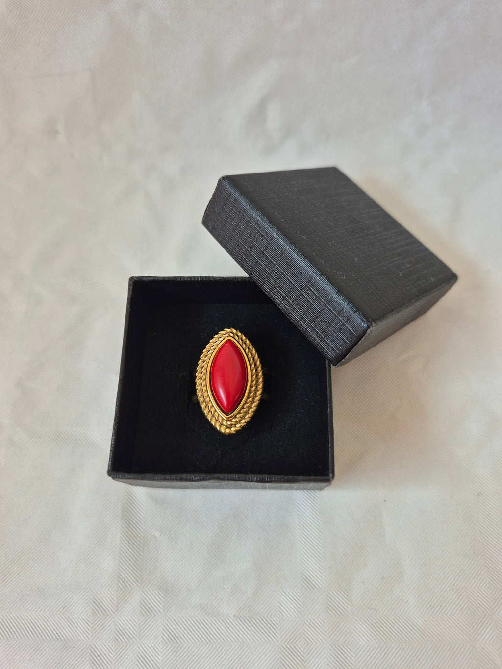 Bague Vintage en Acier Inoxydable Plaqué Or 18K avec Pierre Rouge