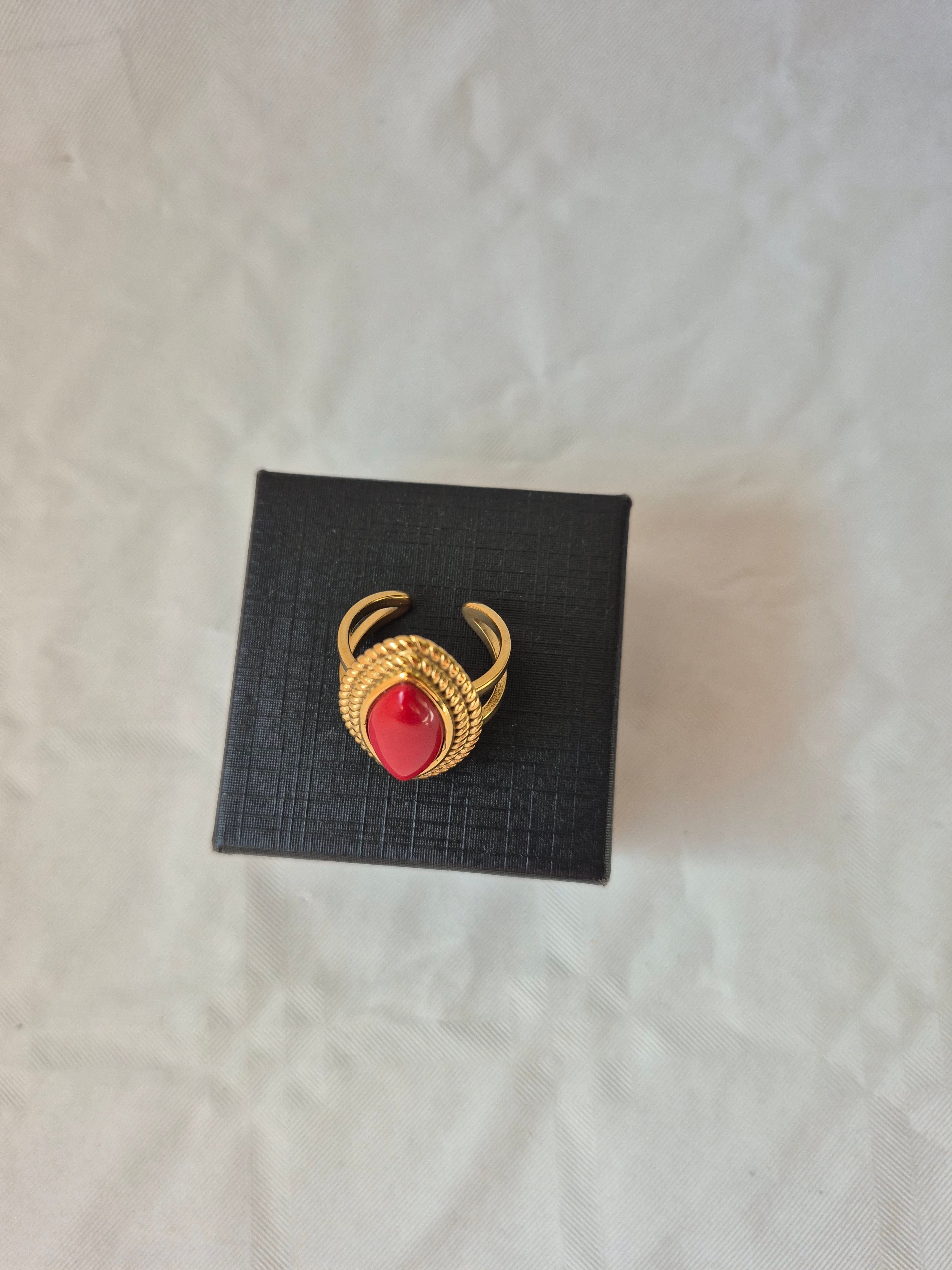 Bague Vintage en Acier Inoxydable Plaqué Or 18K avec Pierre Rouge