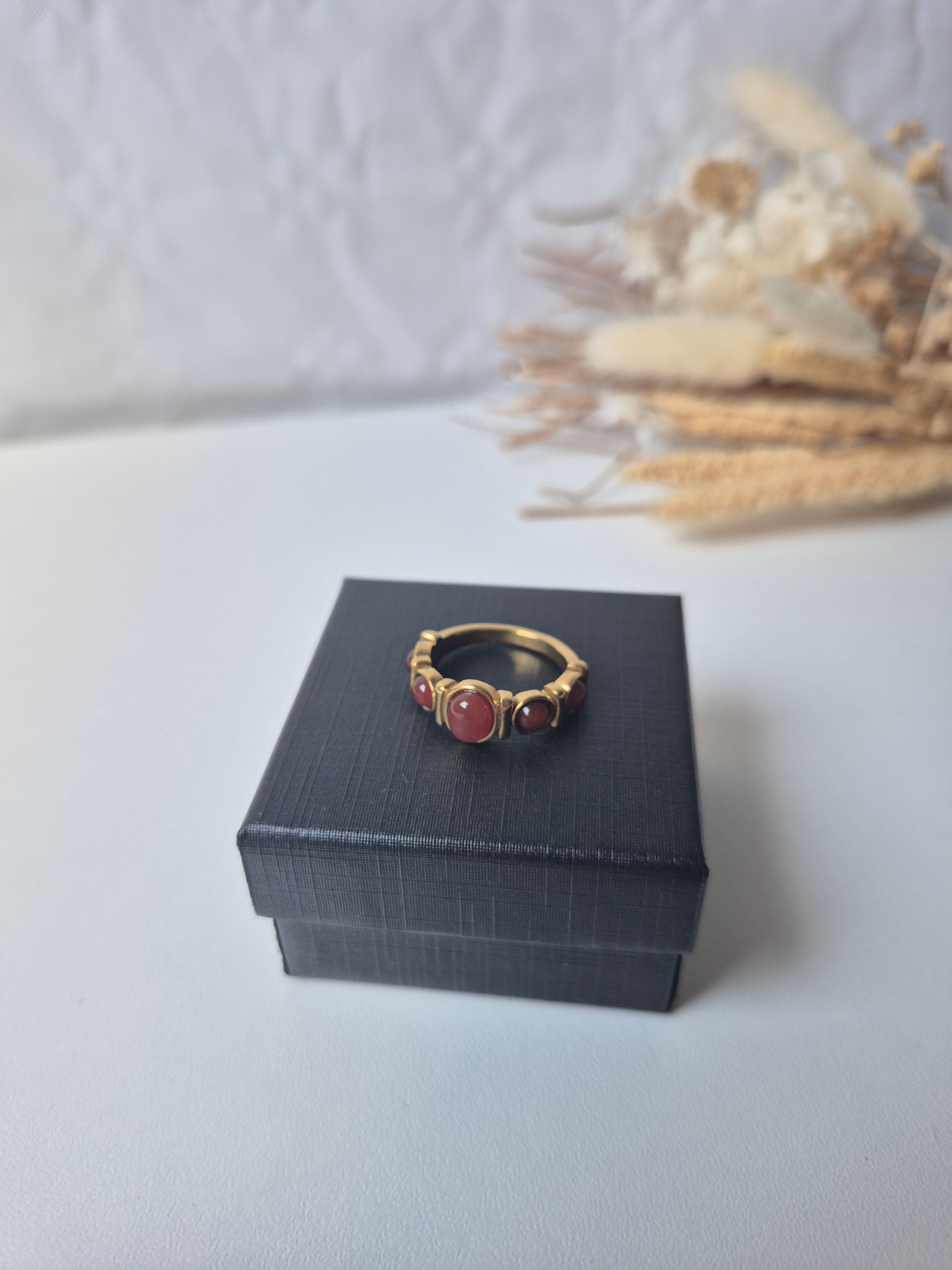 Bague Vintage Cabochons Rouges – Acier Inoxydable & Plaqué Or 18K