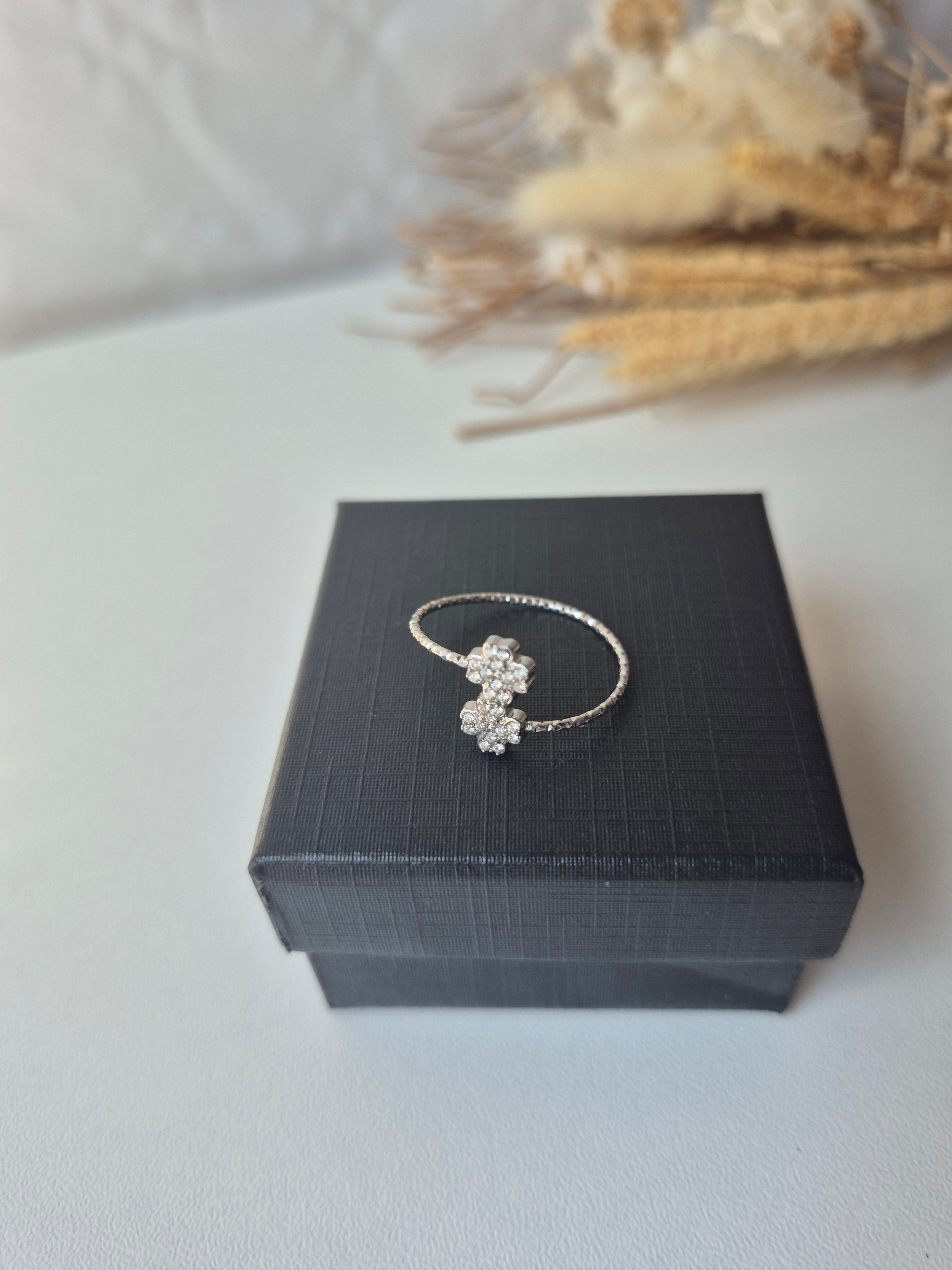 Bague Ouverte Double Fleur – Acier Inoxydable Imperméable & Plaqué Or