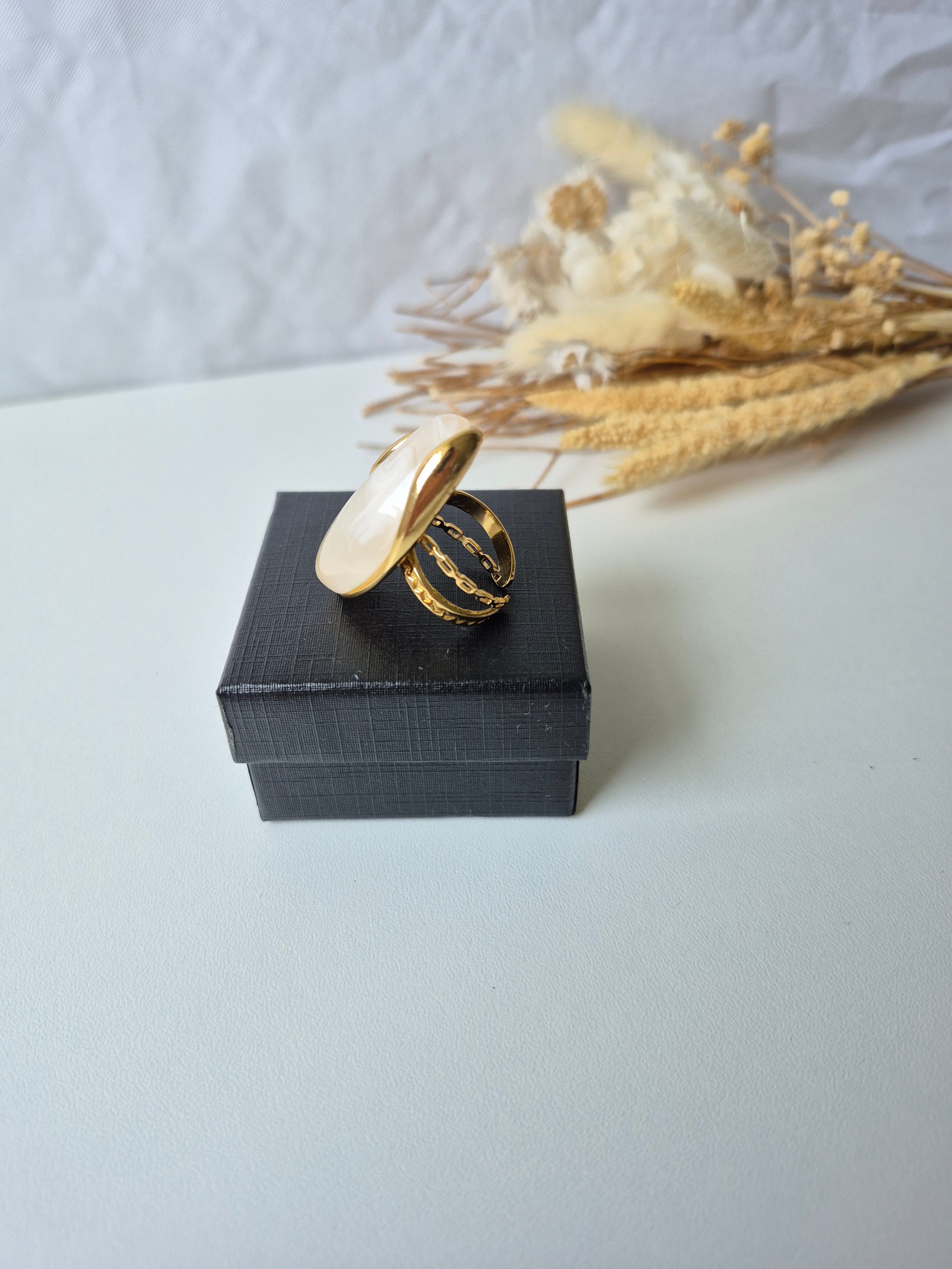 Bague Goutte d'Eau en Résine Nacrée – Acier Inoxydable Plaqué Or 18K | Ajustable & Hypoallergénique