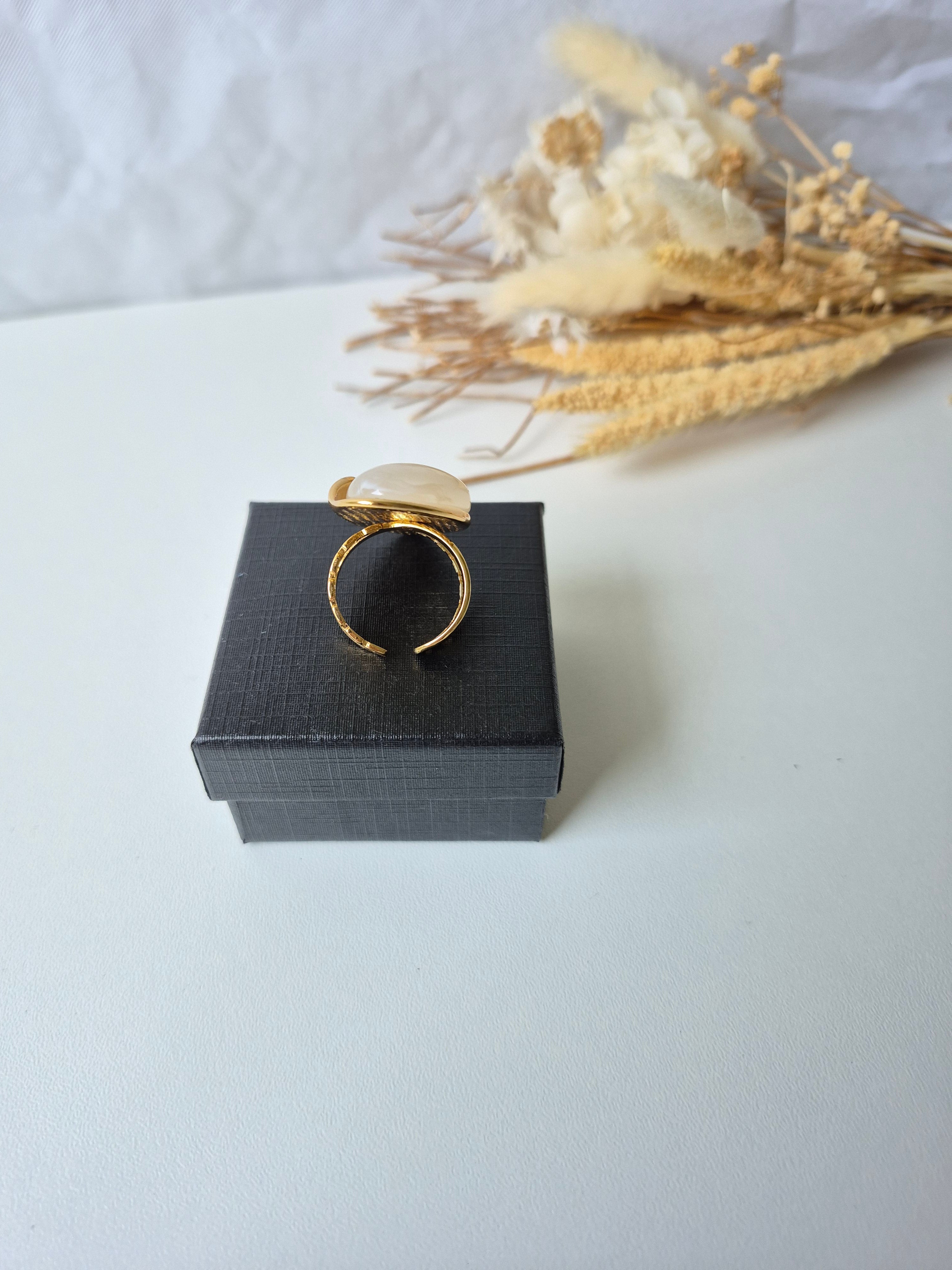 Bague Goutte d'Eau en Résine Nacrée – Acier Inoxydable Plaqué Or 18K | Ajustable & Hypoallergénique