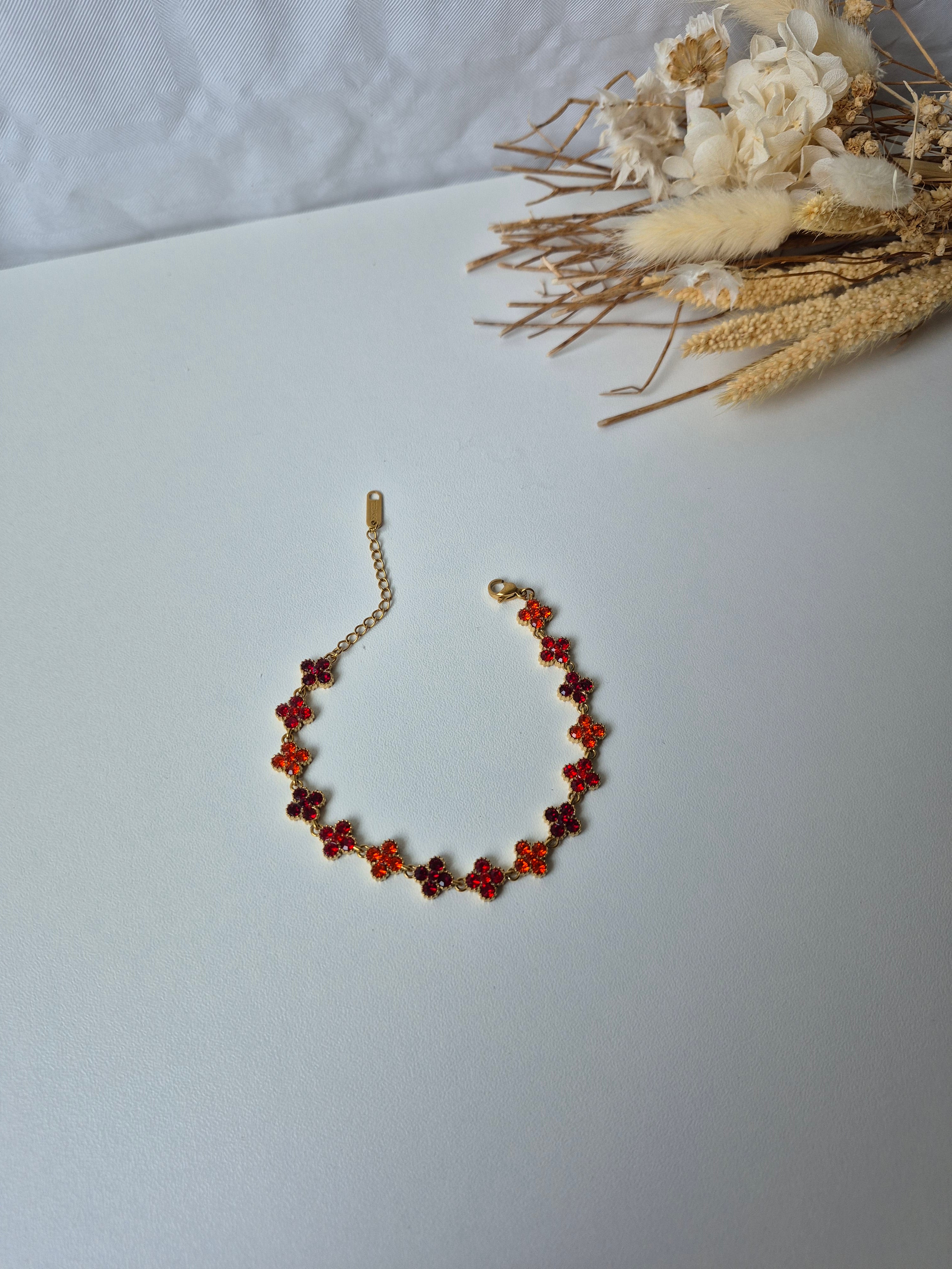 Bracelet Trèfle Strass Rouge – Acier Inoxydable Plaqué Or 18K
