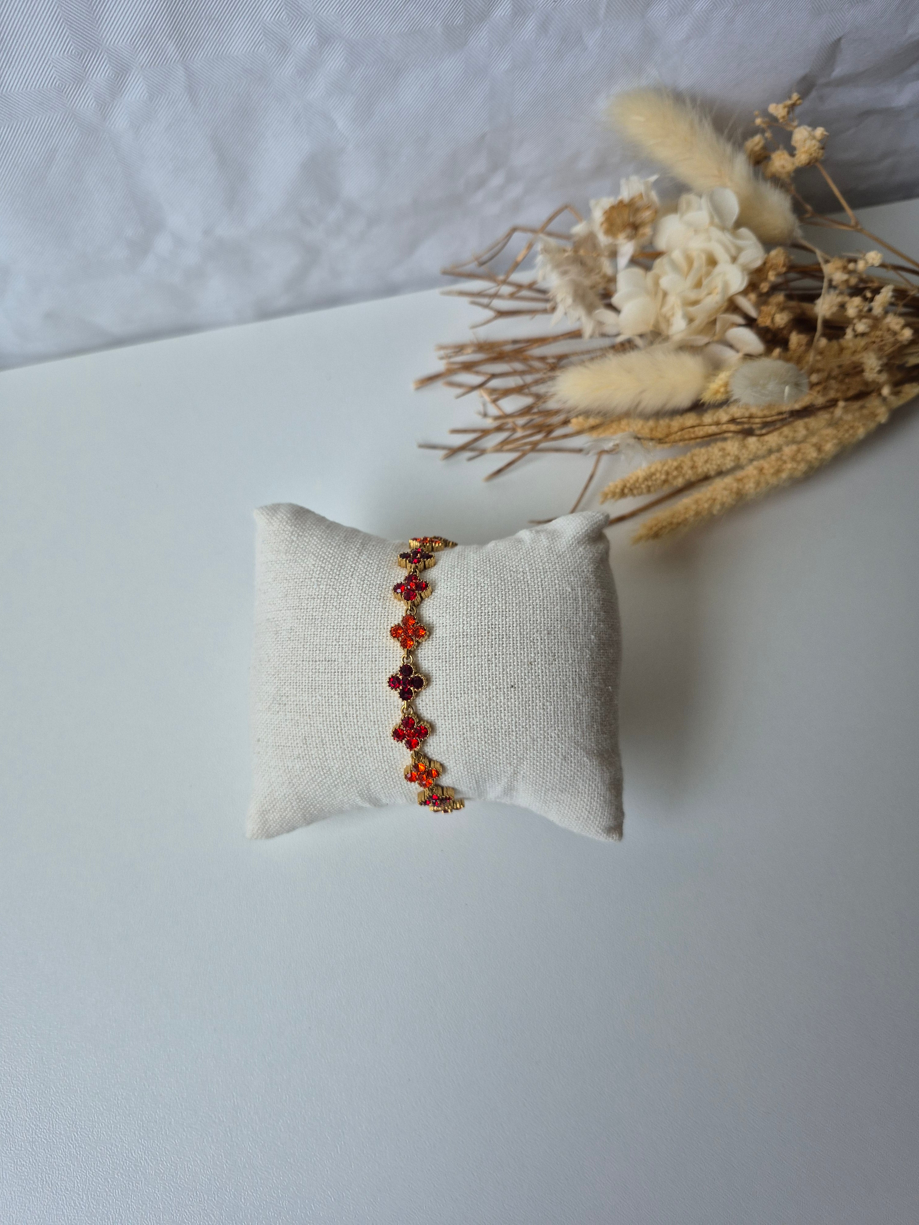 Bracelet Trèfle Strass Rouge – Acier Inoxydable Plaqué Or 18K