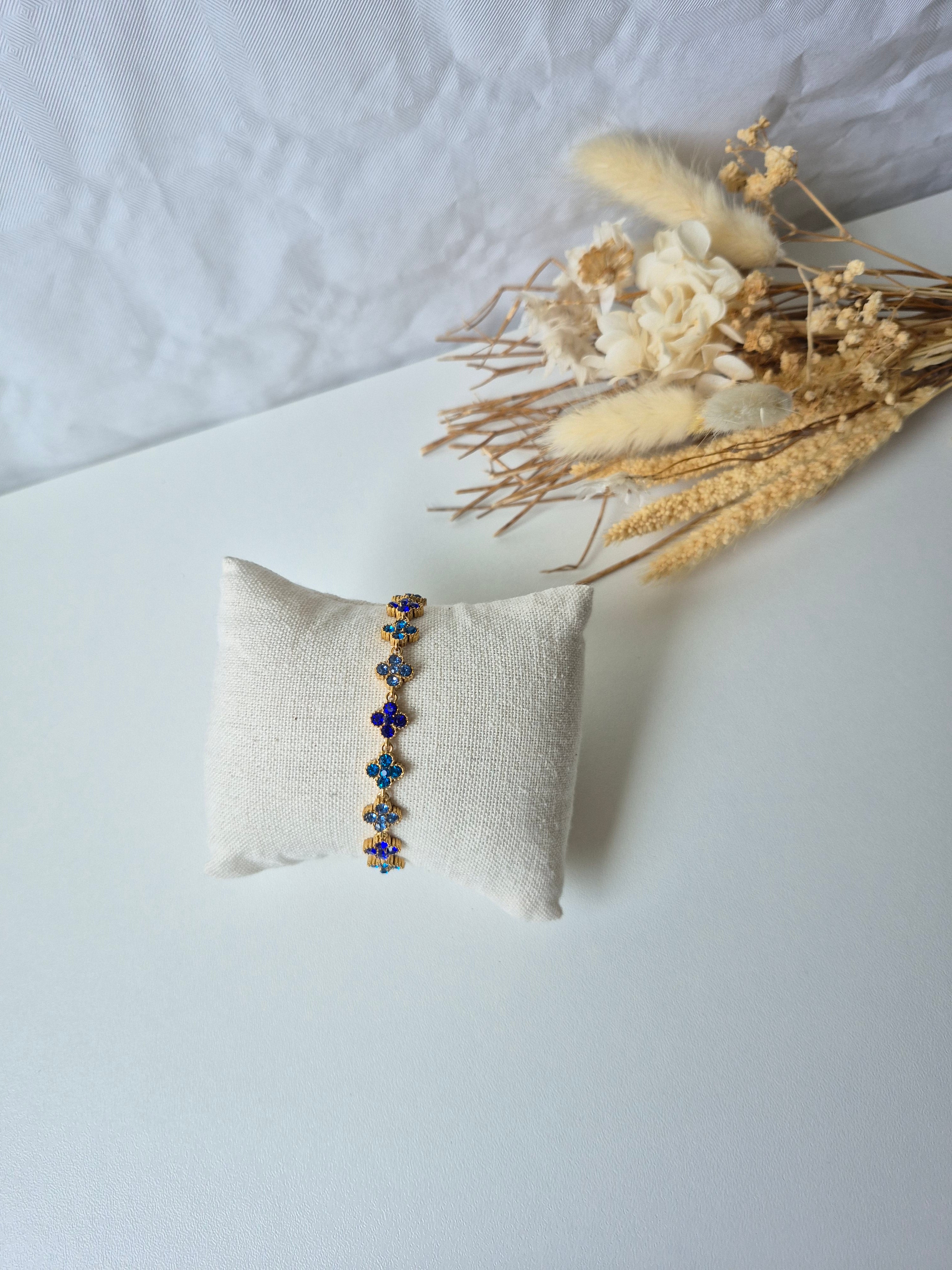 Bracelet Trèfle à Quatre Feuilles en Acier Inoxydable & Strass Bleus – Plaqué Or 18K