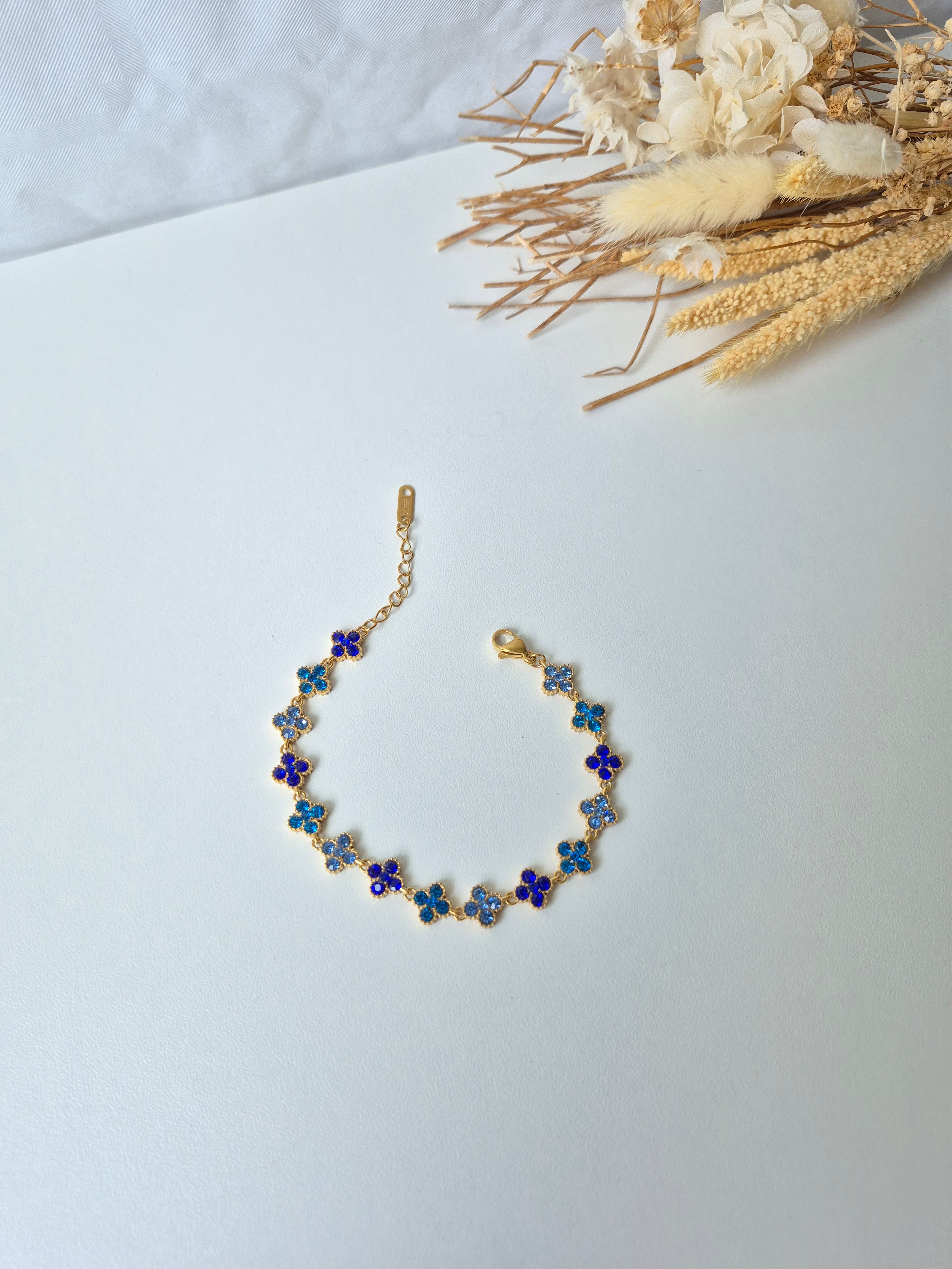 Bracelet Trèfle à Quatre Feuilles en Acier Inoxydable & Strass Bleus – Plaqué Or 18K