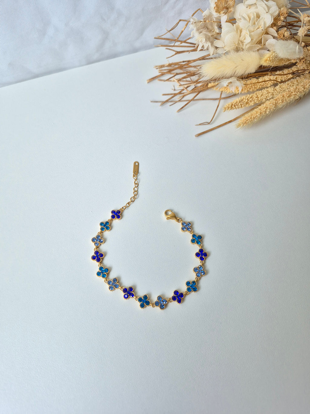 Bracelet Trèfle à Quatre Feuilles en Acier Inoxydable & Strass Bleus – Plaqué Or 18K