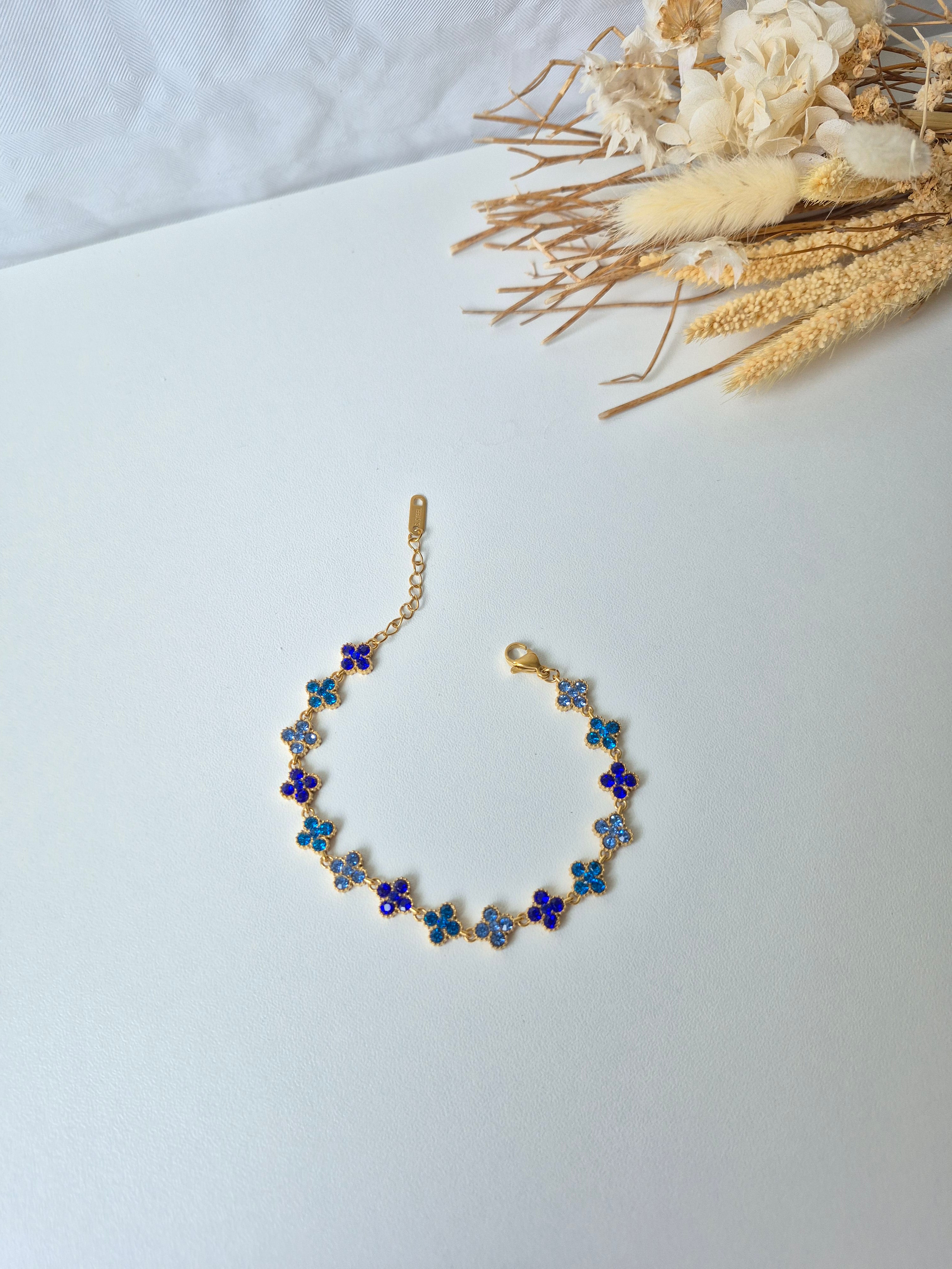 Bracelet Trèfle à Quatre Feuilles en Acier Inoxydable & Strass Bleus – Plaqué Or 18K