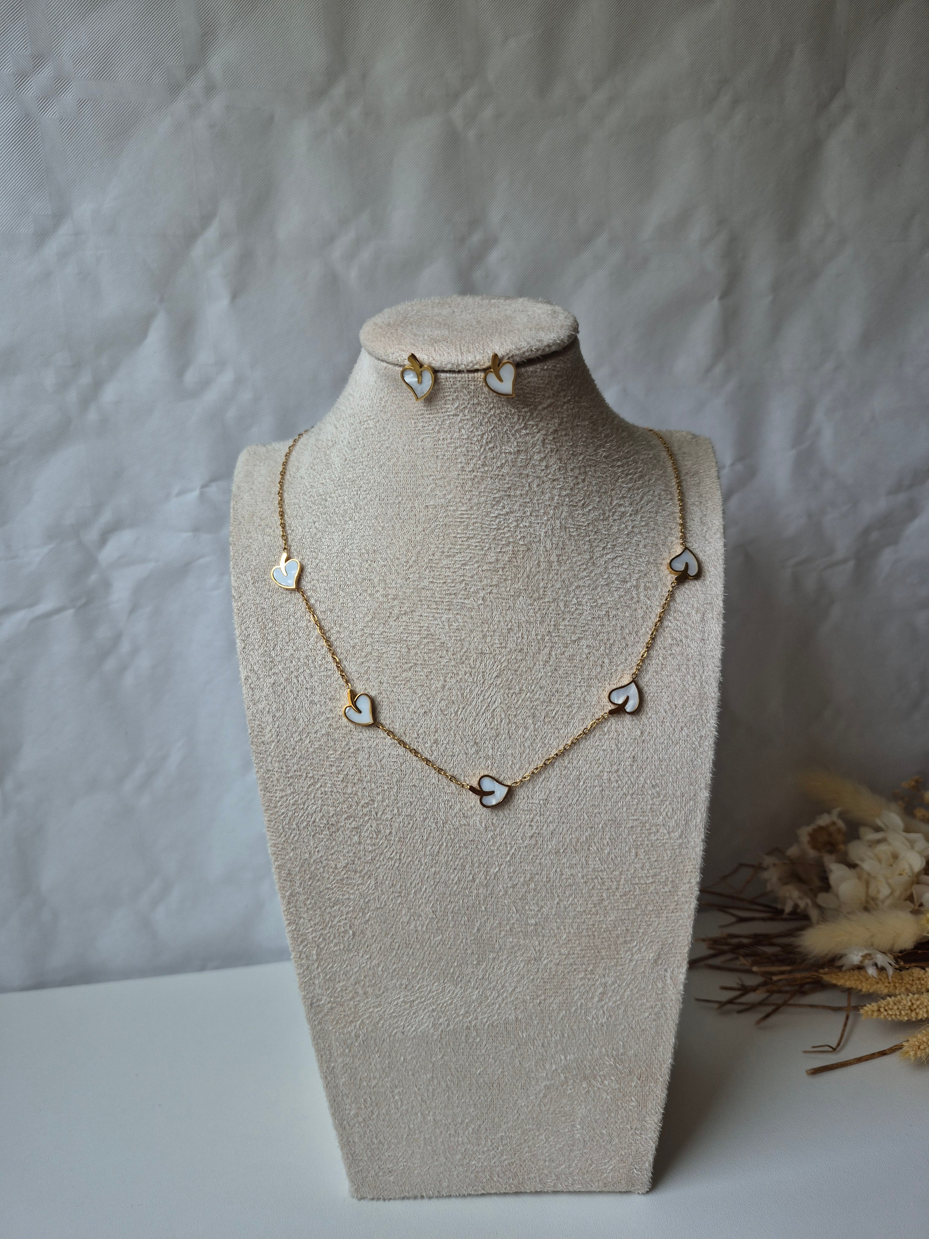 Parure Collier et Boucles d'Oreilles Cœurs en Nacre & Doré – Acier Inoxydable
