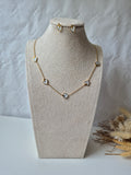 Parure Collier et Boucles d'Oreilles Cœurs en Nacre & Doré – Acier Inoxydable
