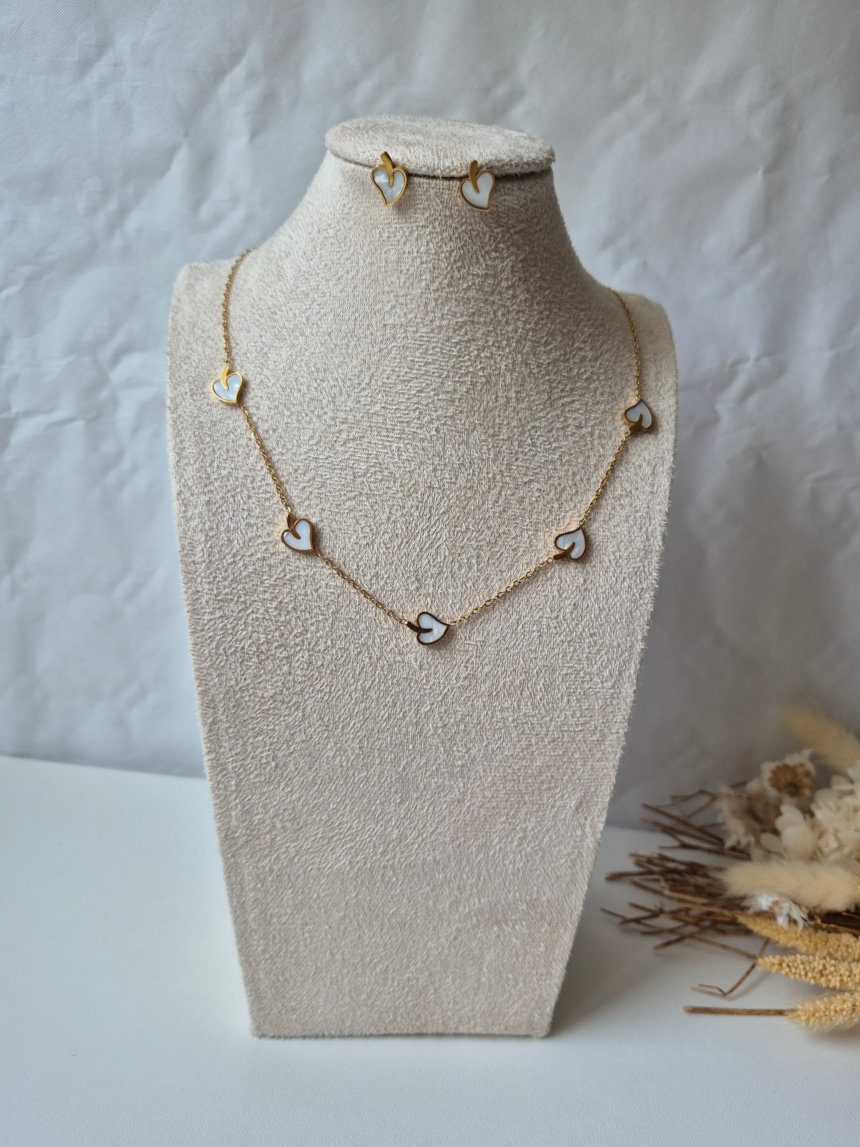 Parure Collier et Boucles d'Oreilles Cœurs en Nacre & Doré – Acier Inoxydable