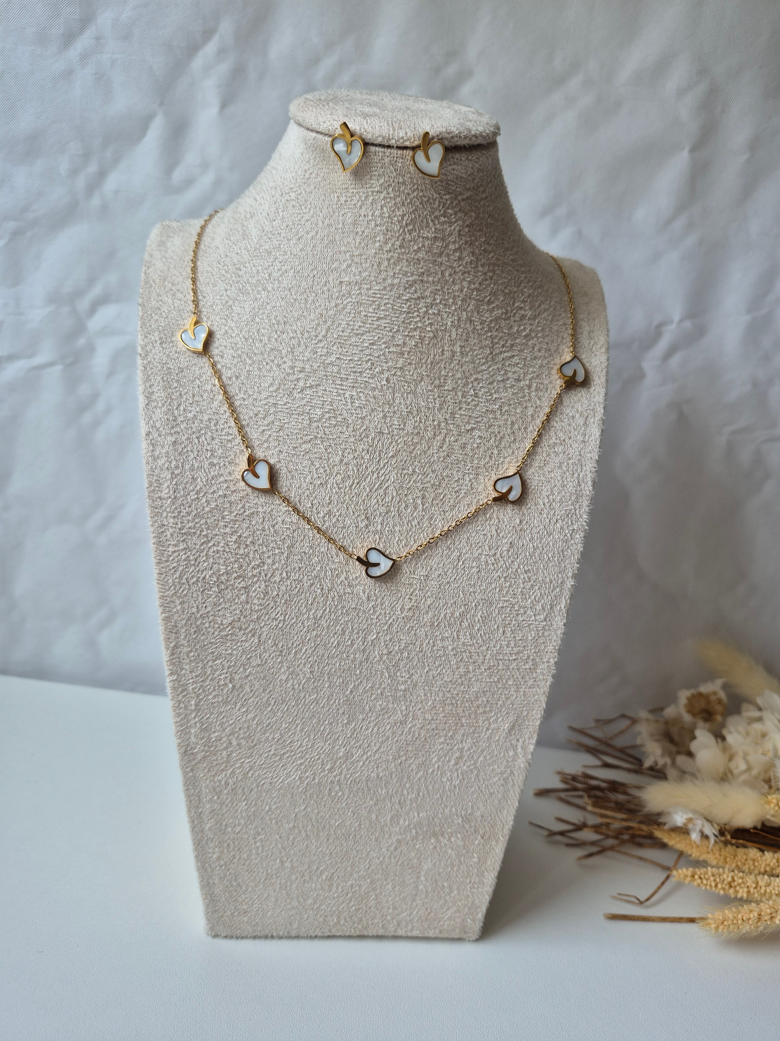 Parure Collier et Boucles d'Oreilles Cœurs en Nacre & Doré – Acier Inoxydable