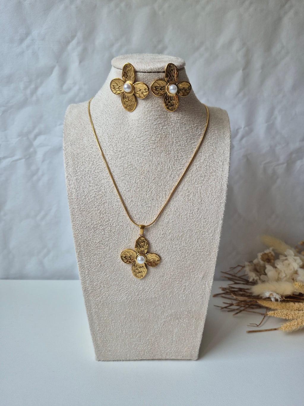 Ensemble Bijoux Fleur Dorée & Perle – Acier Inoxydable & Plaqué Or 18K