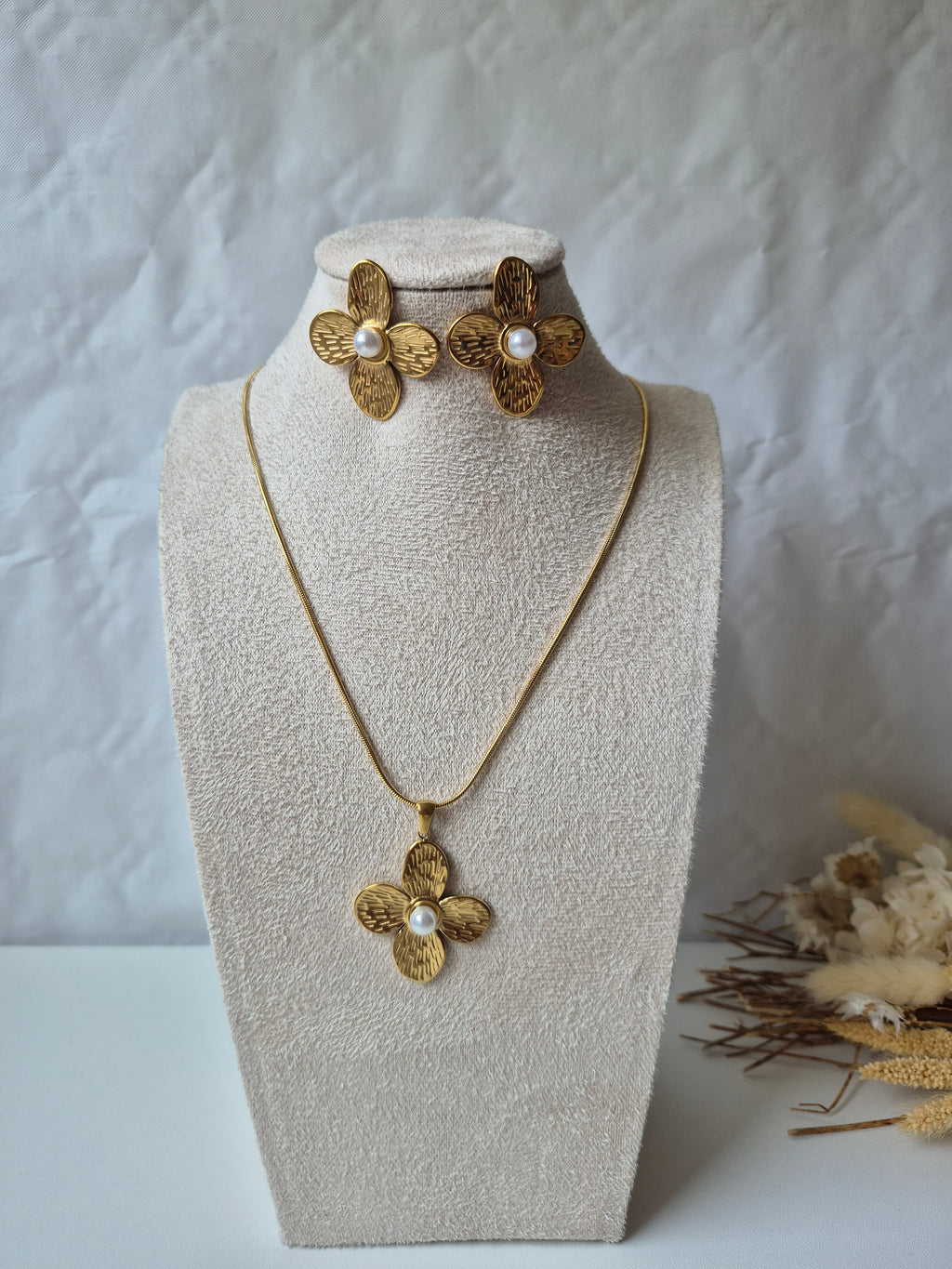 Ensemble Bijoux Fleur Dorée & Perle – Acier Inoxydable & Plaqué Or 18K