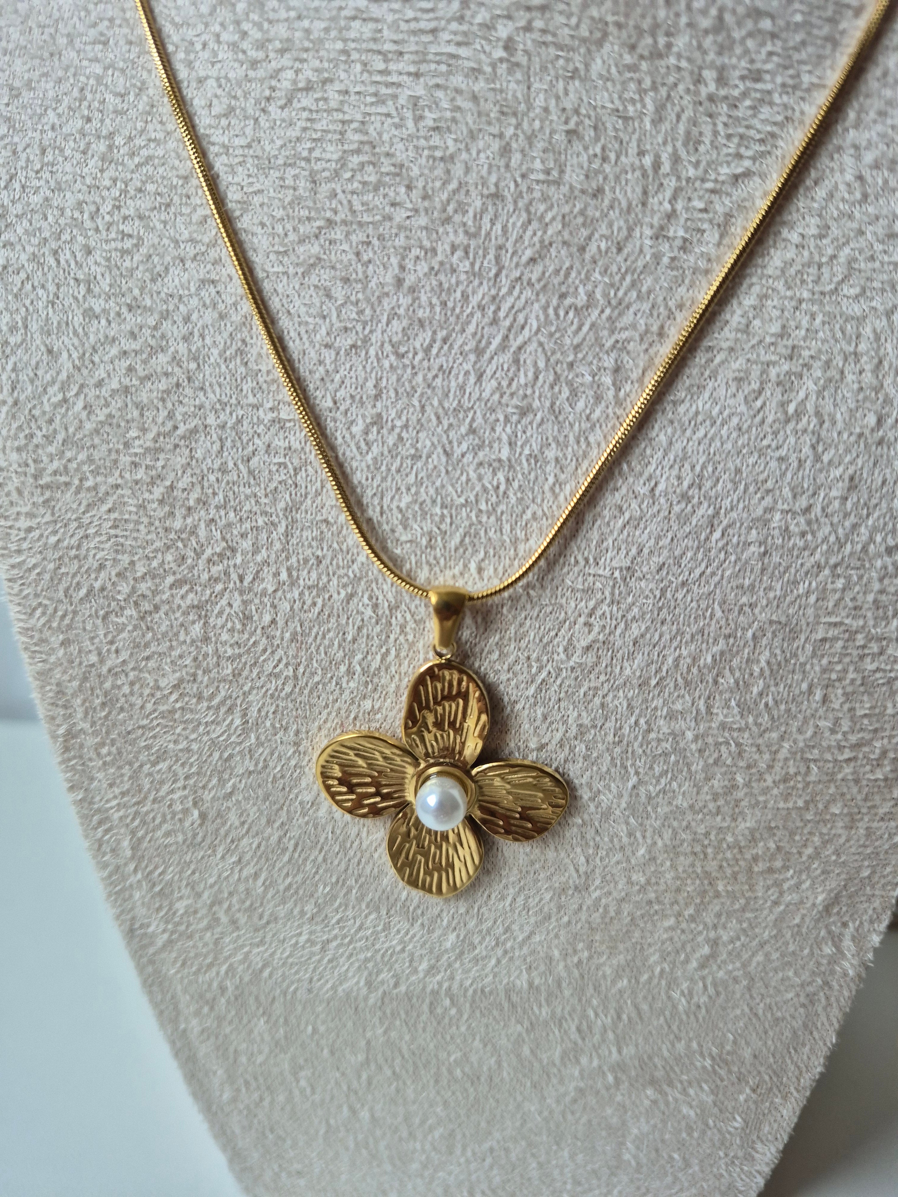 Ensemble Bijoux Fleur Dorée & Perle – Acier Inoxydable & Plaqué Or 18K