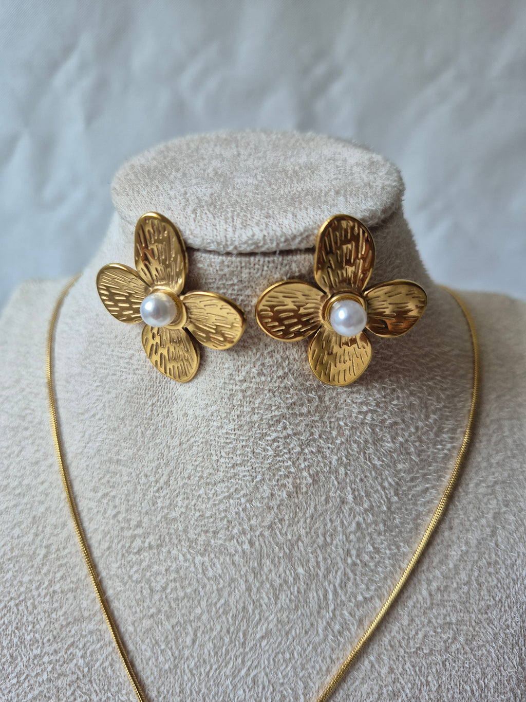 Ensemble Bijoux Fleur Dorée & Perle – Acier Inoxydable & Plaqué Or 18K