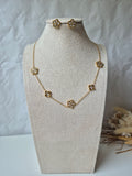 Parure Collier et Boucles d'Oreilles « Fleurs Scintillantes » – Doré à l'Or Fin 18K