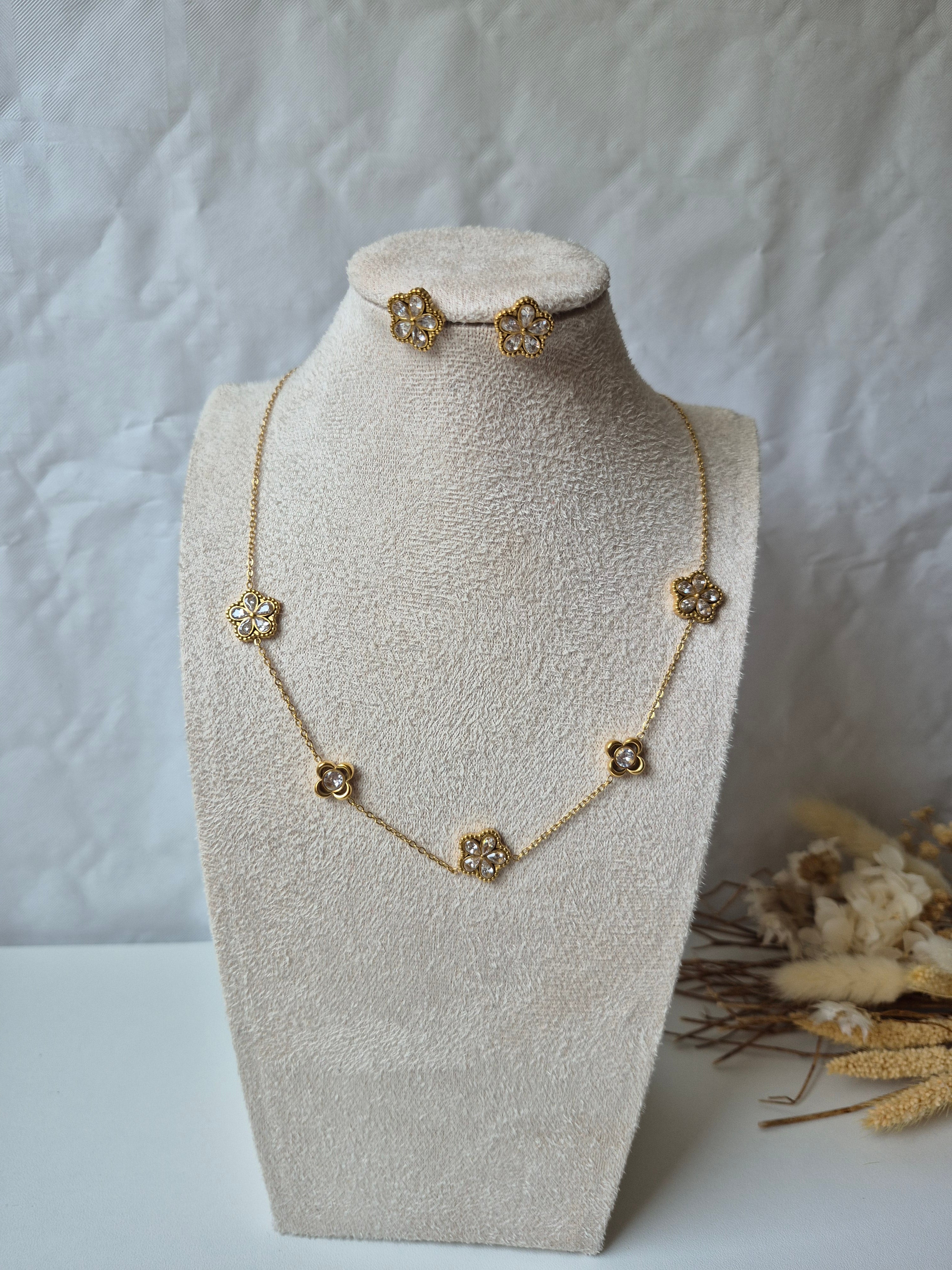 Parure Collier et Boucles d'Oreilles « Fleurs Scintillantes » – Doré à l'Or Fin 18K