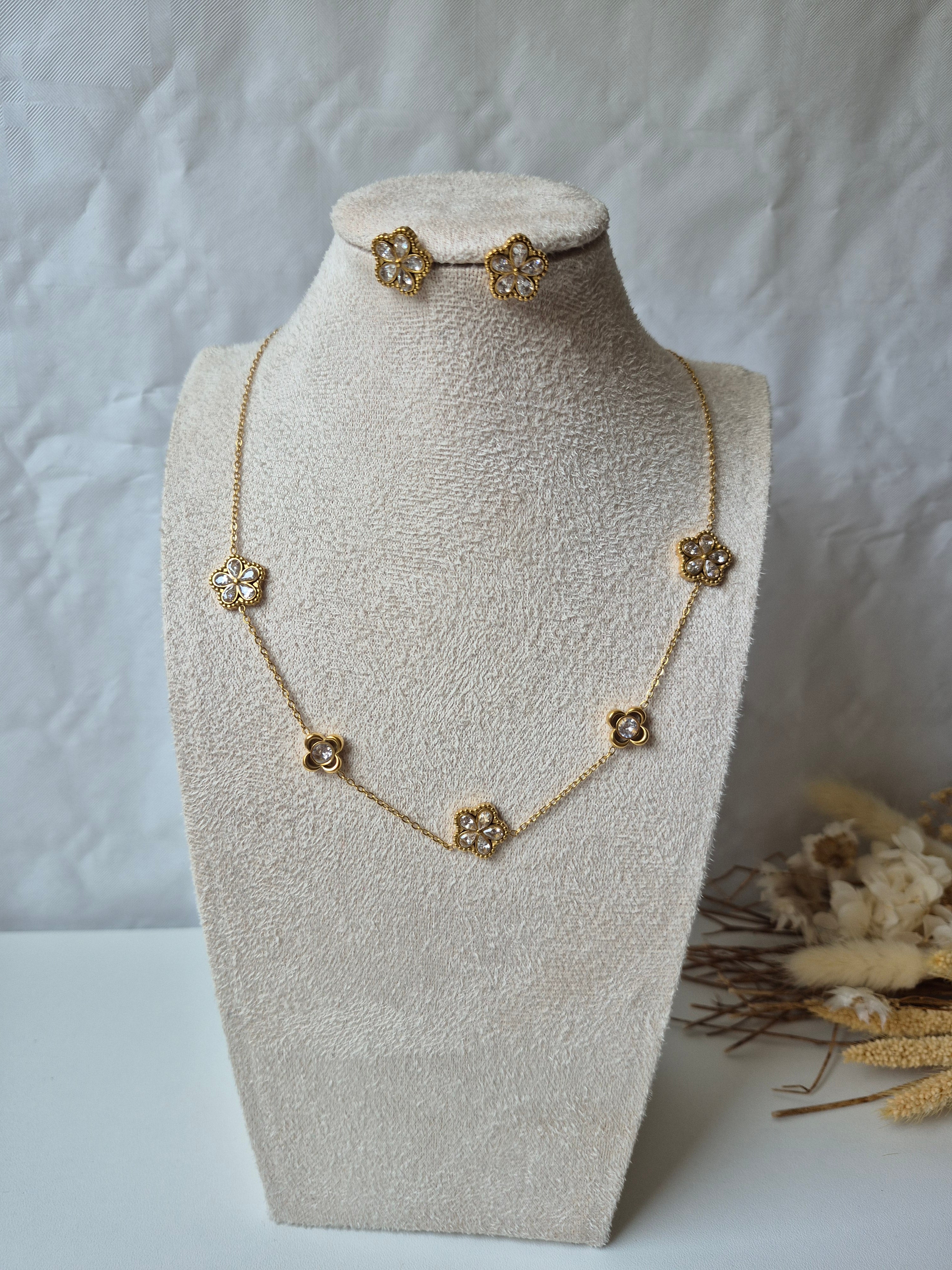 Parure Collier et Boucles d'Oreilles « Fleurs Scintillantes » – Doré à l'Or Fin 18K