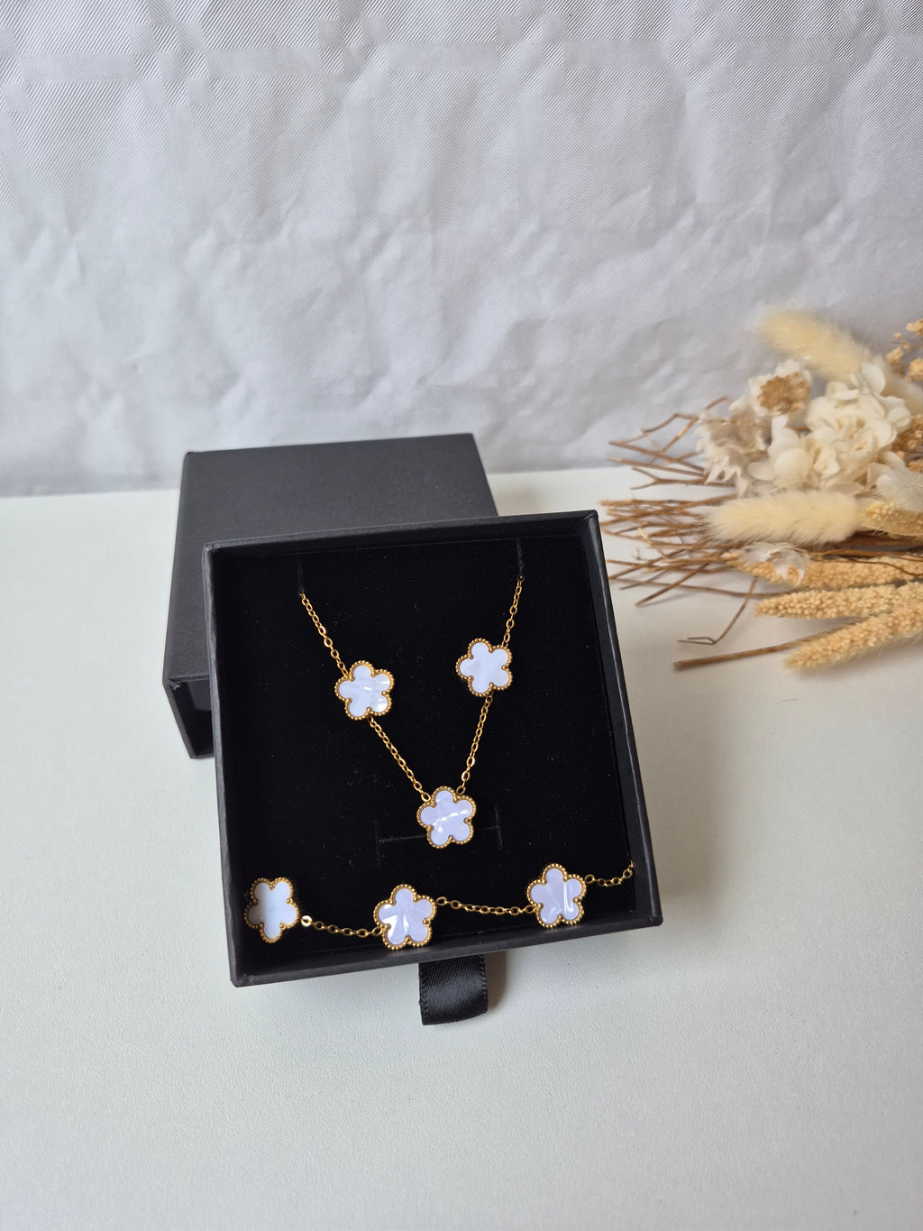 Coffret Parure Éléganza – Ensemble Bijoux Motif Trèfle Nacre Doré