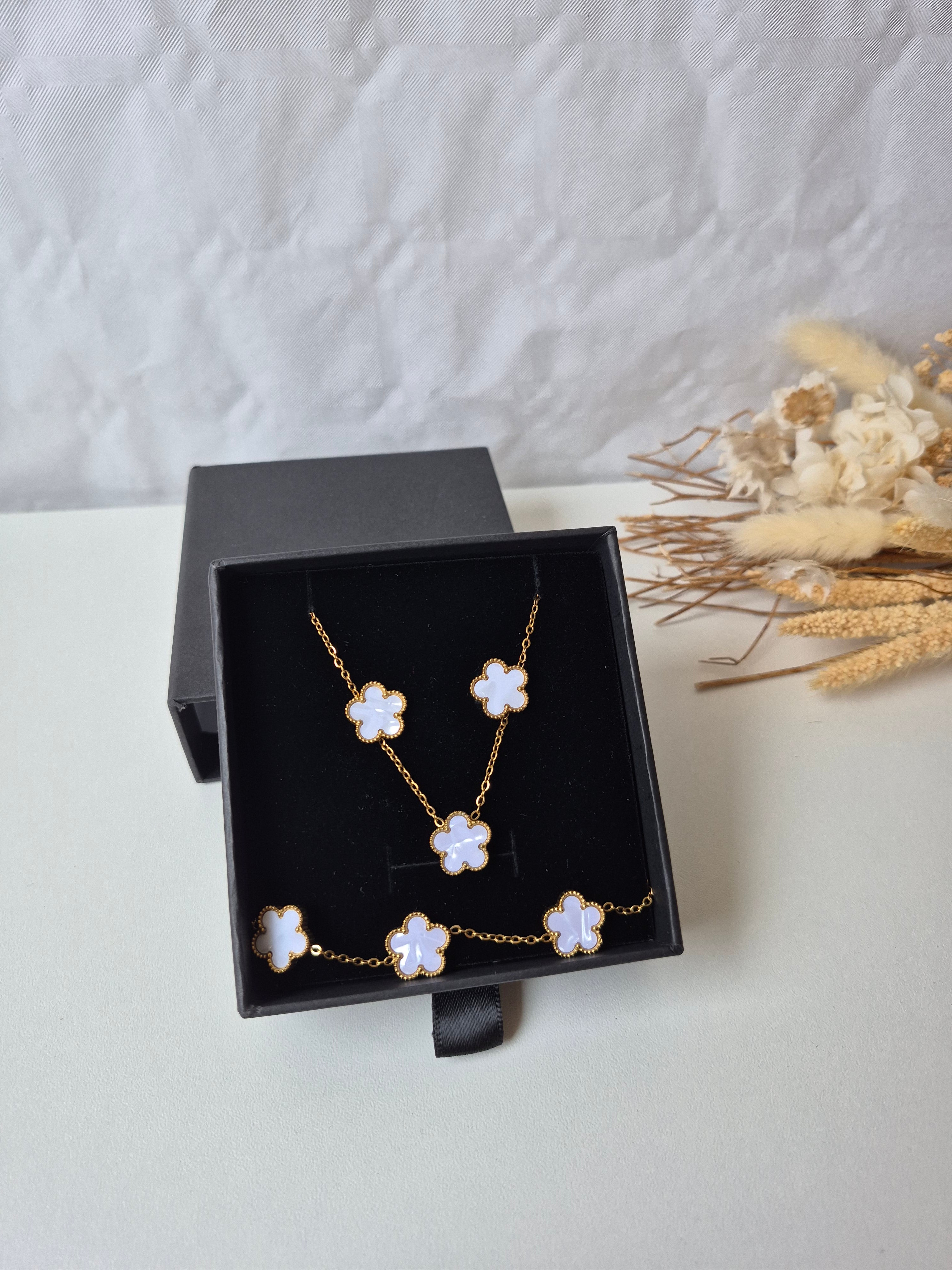 Coffret Parure Éléganza – Ensemble Bijoux Motif Trèfle Nacre Doré