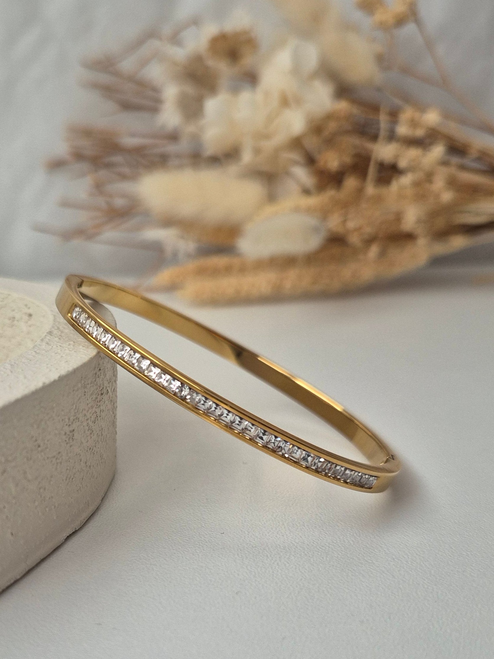 Bracelet Jonc Élégance – Acier Inoxydable Doré & Zircons | 6 cm