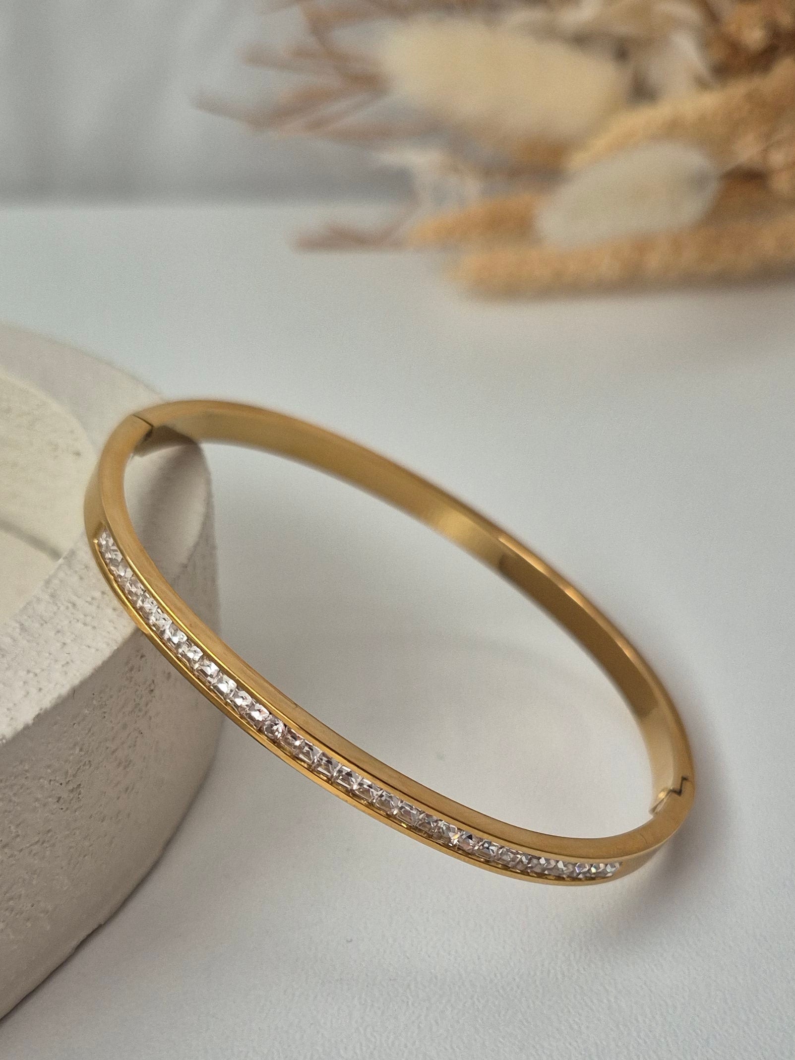 Bracelet Jonc Élégance – Acier Inoxydable Doré & Zircons | 6 cm
