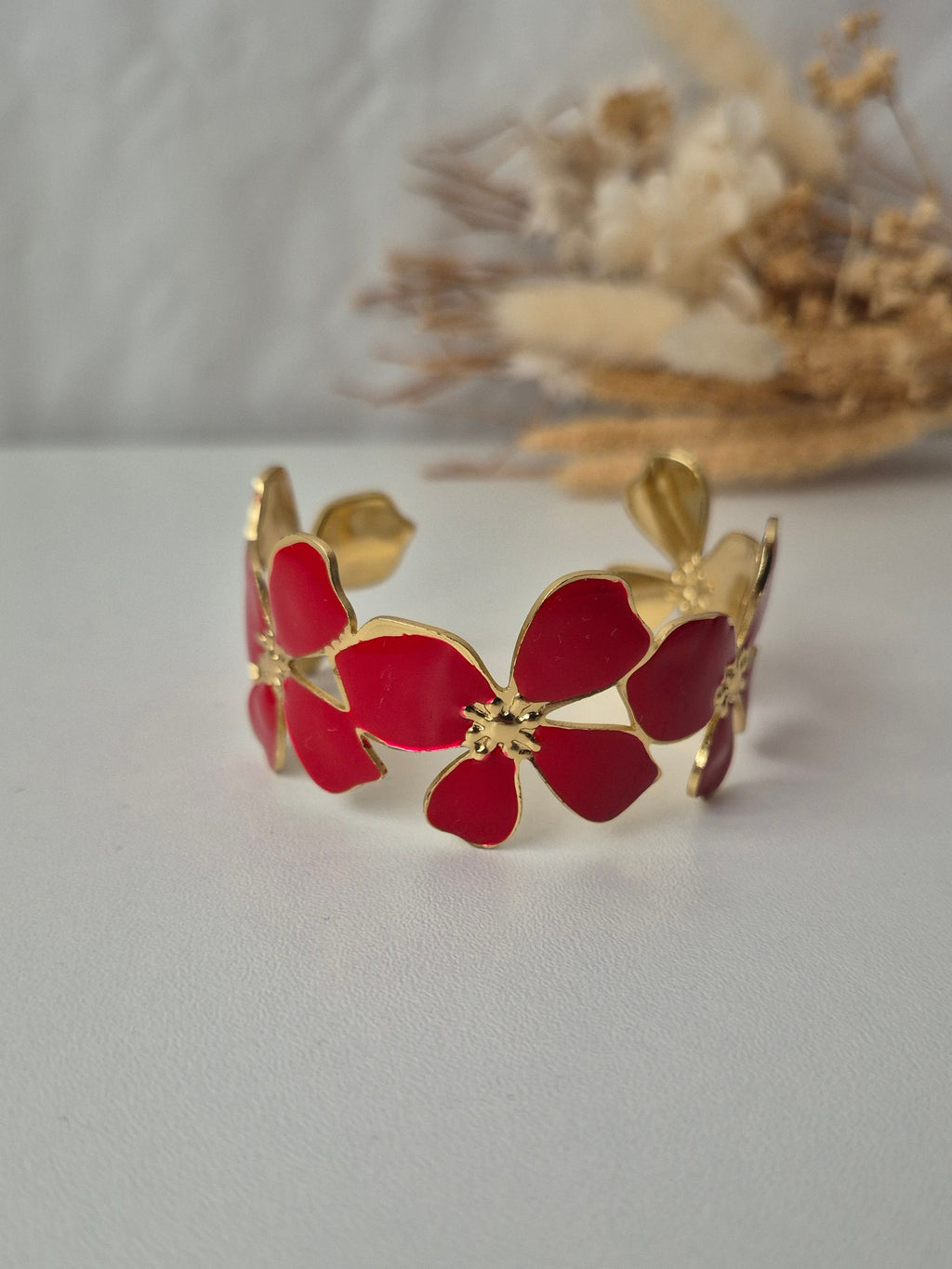 Bracelet Manchette Fleurs en Acier Inoxydable Doré et Émail Rouge