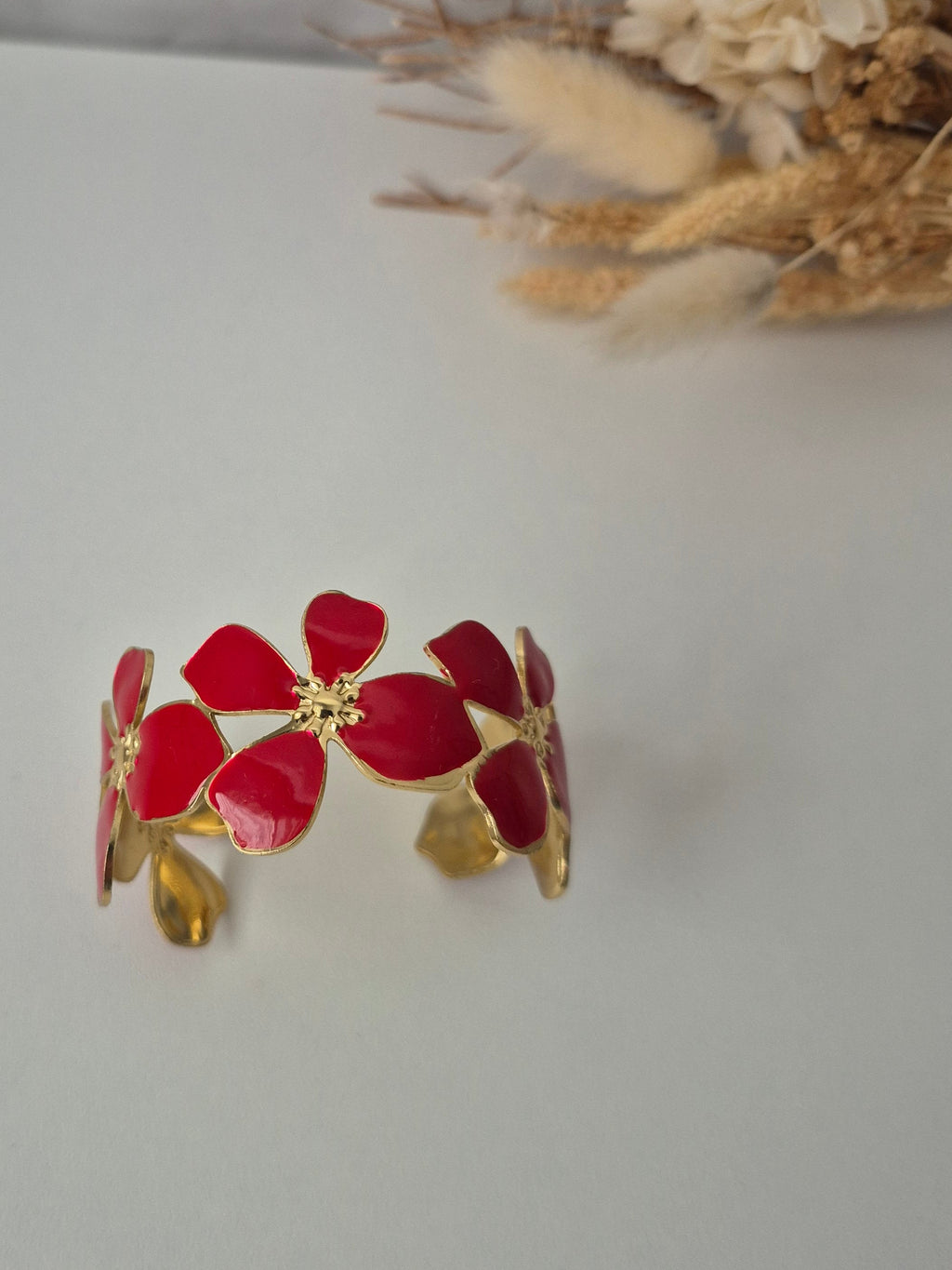Bracelet Manchette Fleurs en Acier Inoxydable Doré et Émail Rouge