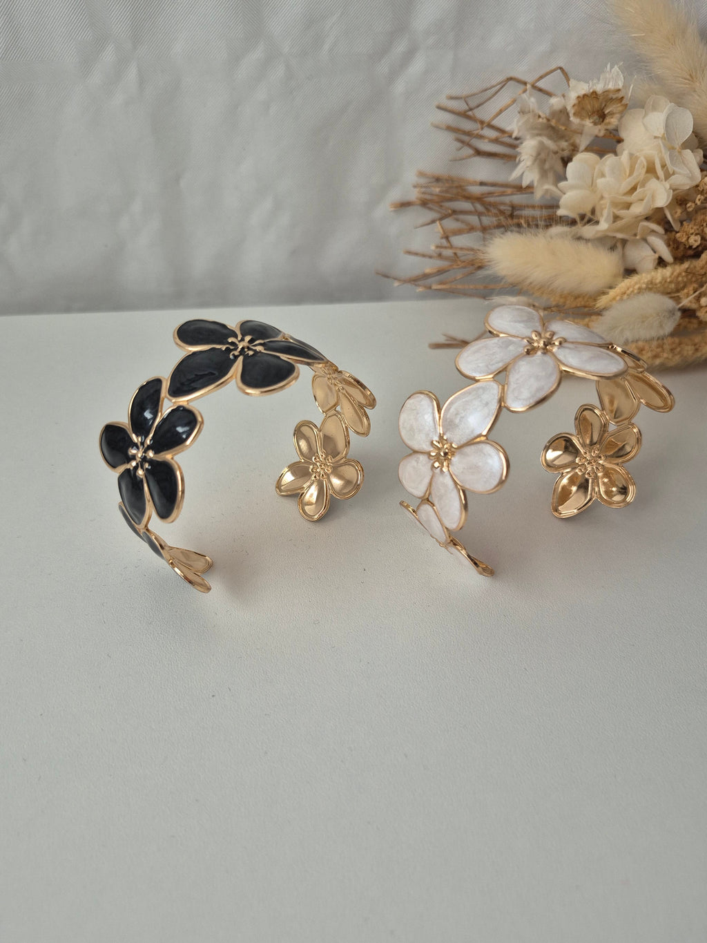 Bracelet Femme Jonc Ouvert Motif Fleurs en Émail et Métal Doré