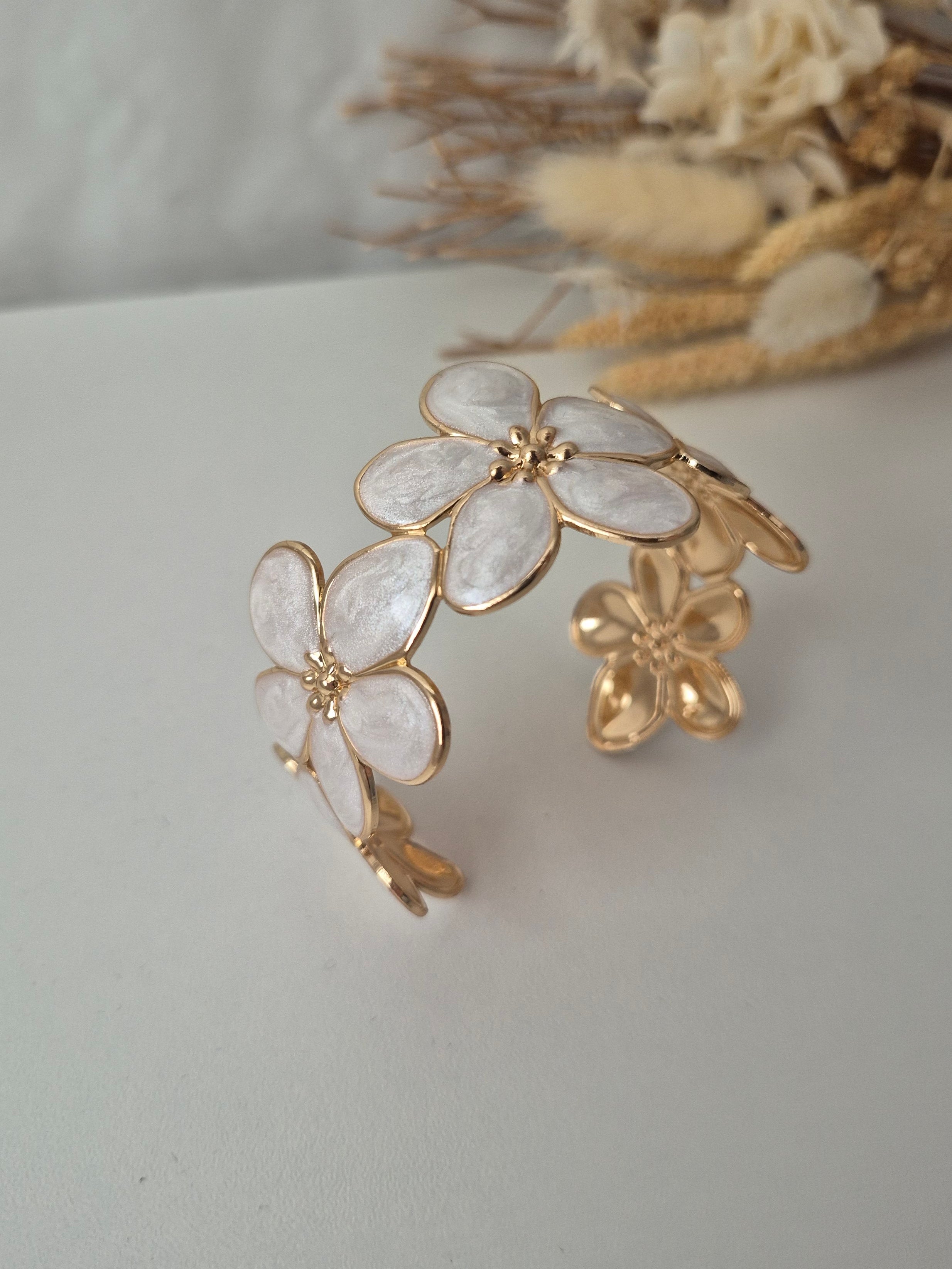 Bracelet Femme Jonc Ouvert Motif Fleurs en Émail et Métal Doré