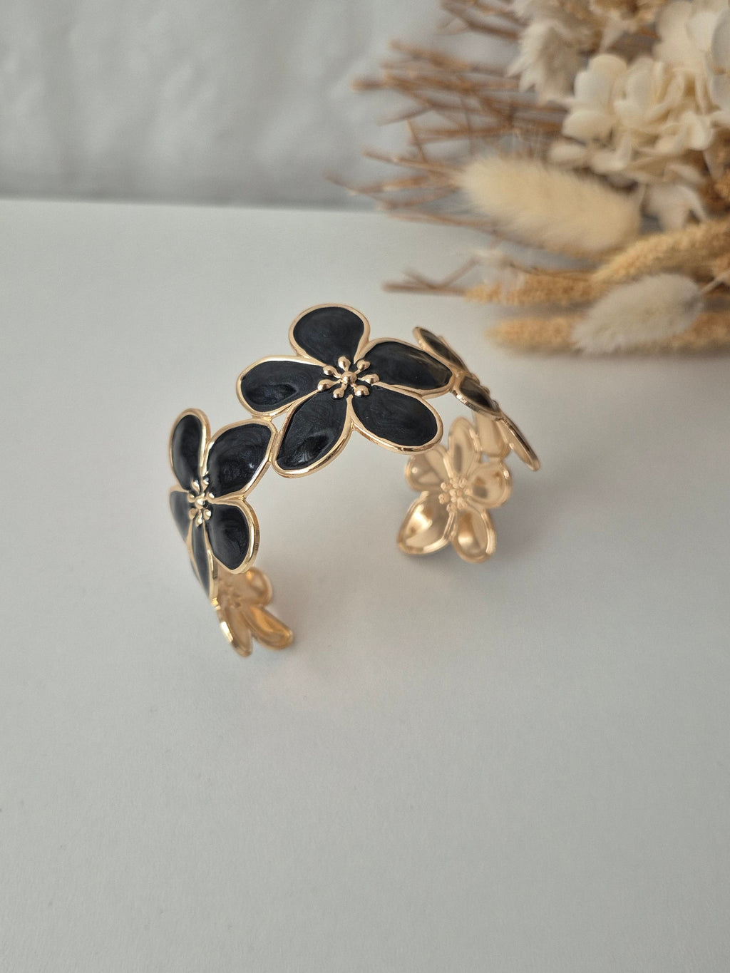 Bracelet Femme Jonc Ouvert Motif Fleurs en Émail et Métal Doré
