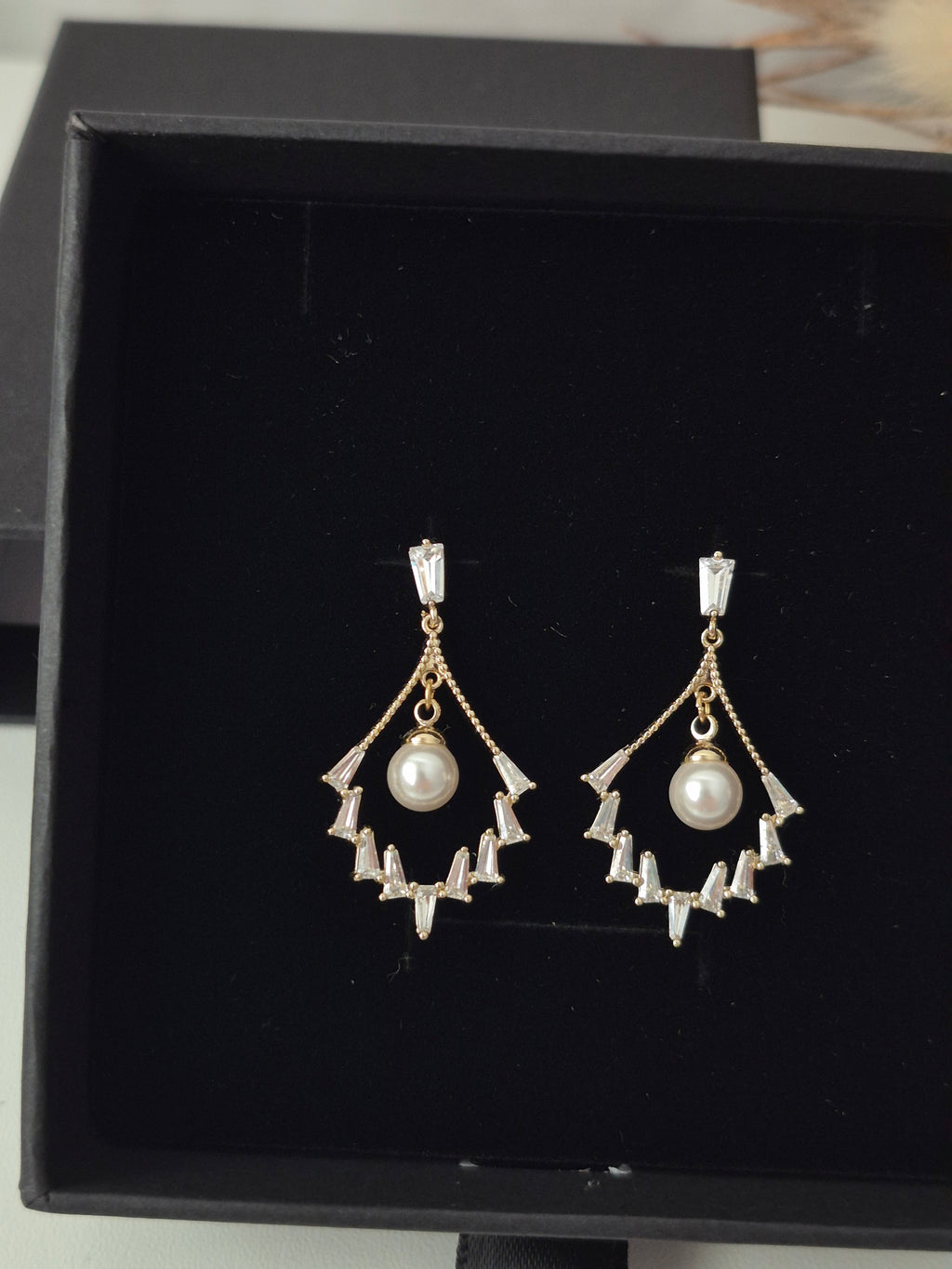 Boucles d'oreilles pendantes dorées en acier 316 – Zirconiums & Perle Centrale
