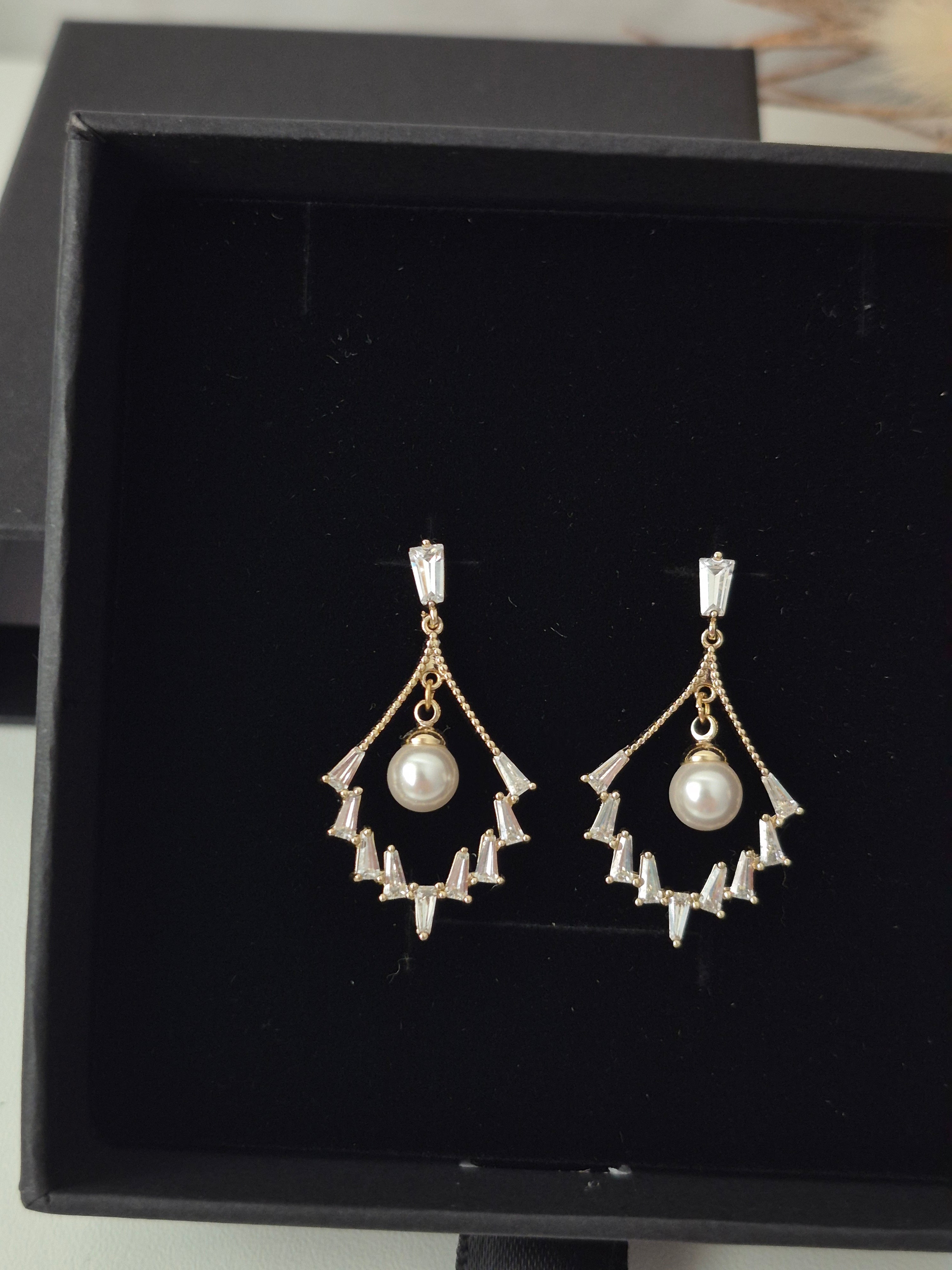 Boucles d'oreilles pendantes dorées en acier 316 – Zirconiums & Perle Centrale