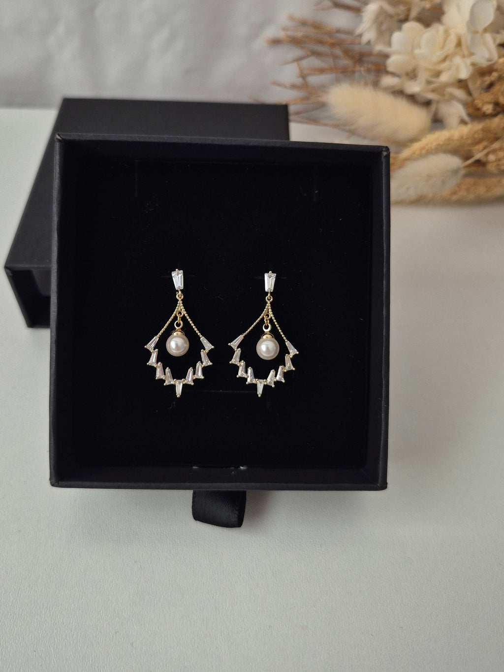 Boucles d'oreilles pendantes dorées en acier 316 – Zirconiums & Perle Centrale
