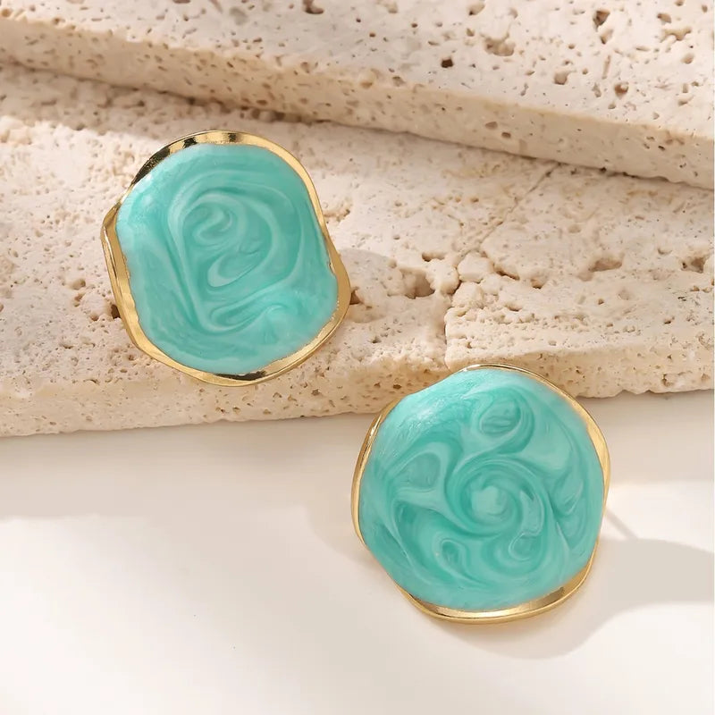 Boucles d'Oreilles Puces Rose Émail & Acier Doré 18 Carats (Résistantes à l'eau)