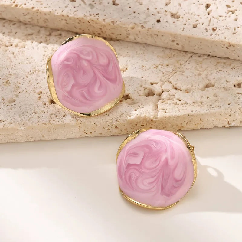 Boucles d'Oreilles Puces Rose Émail & Acier Doré 18 Carats (Résistantes à l'eau)