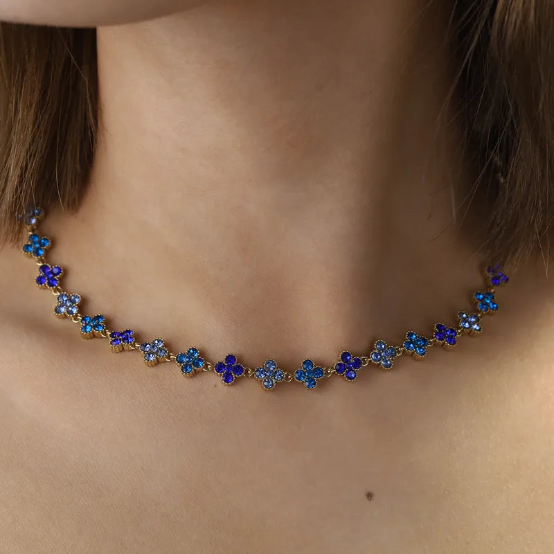 Collier Porte-Bonheur Trèfles Sertis de Cristaux Bleus – Résistant à l'Eau